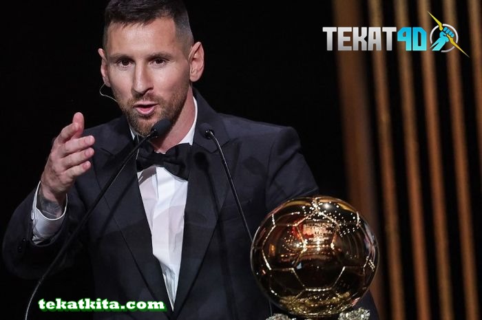 Lionel Messi menerima trofi Bola Emas dalam acara seremoni di Theatre du Chatelet, Paris, Senin (30/10/2023) atau Selasa dini hari WIB.