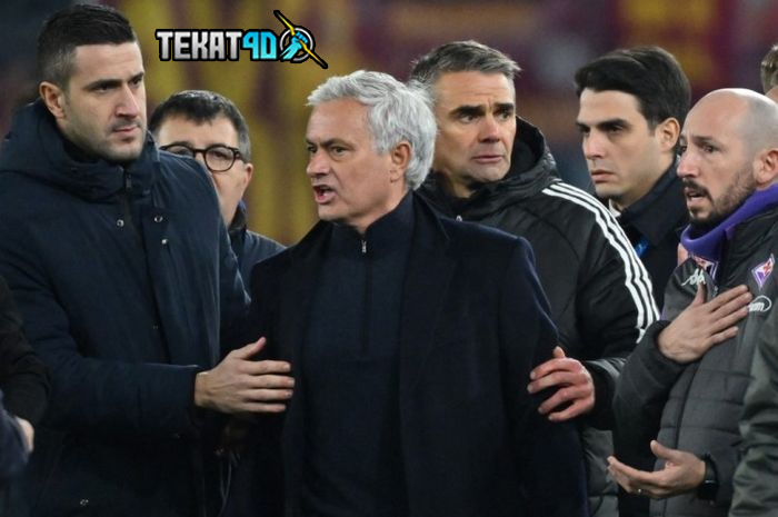 Mantan pelatih Manchester United, Jose Mourinho, menyalahkan enam duri yang tidak ditendang hingga tim tersebut masih gersang.